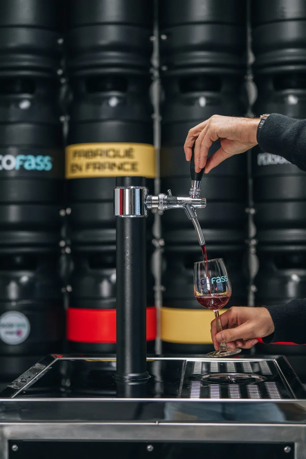 Verre de vin rouge servi à la tireuse ECOFASS
