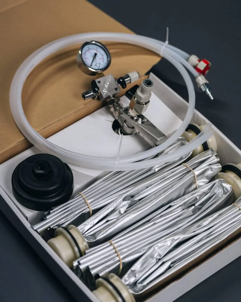 Kit d'essai ECOFASS ouvert : poches aluminium, cloche de serrage, tête de tirage et manomètre