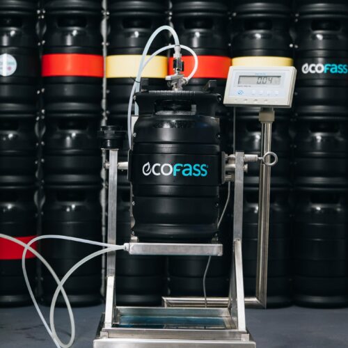 ECOFASS keg on the filling station scale, volume checked by weighing