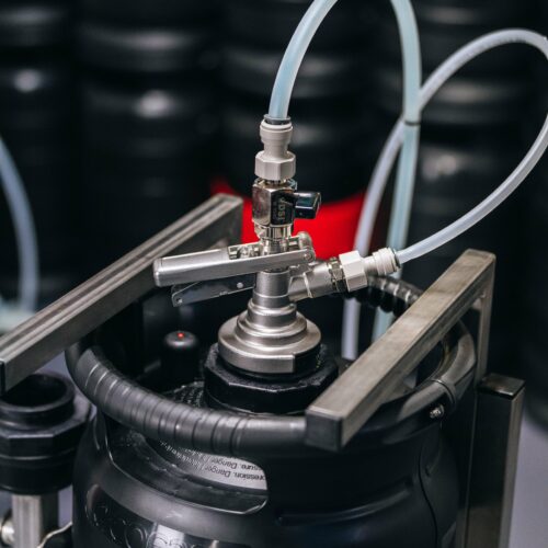 Filling head engaged on an inverted ECOFASS keg, air and liquid valves in place