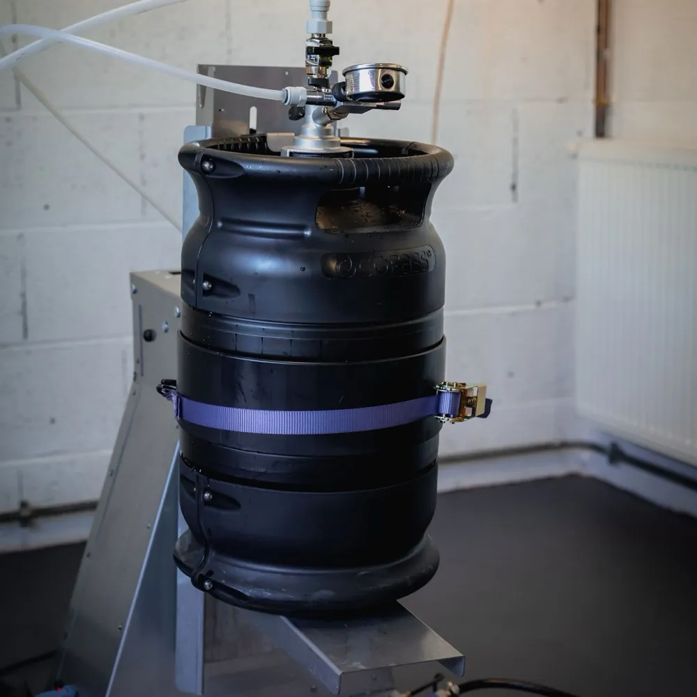 ECOFASS keg strapped on the stainless filling frame, filling head and pressure gauge fitted